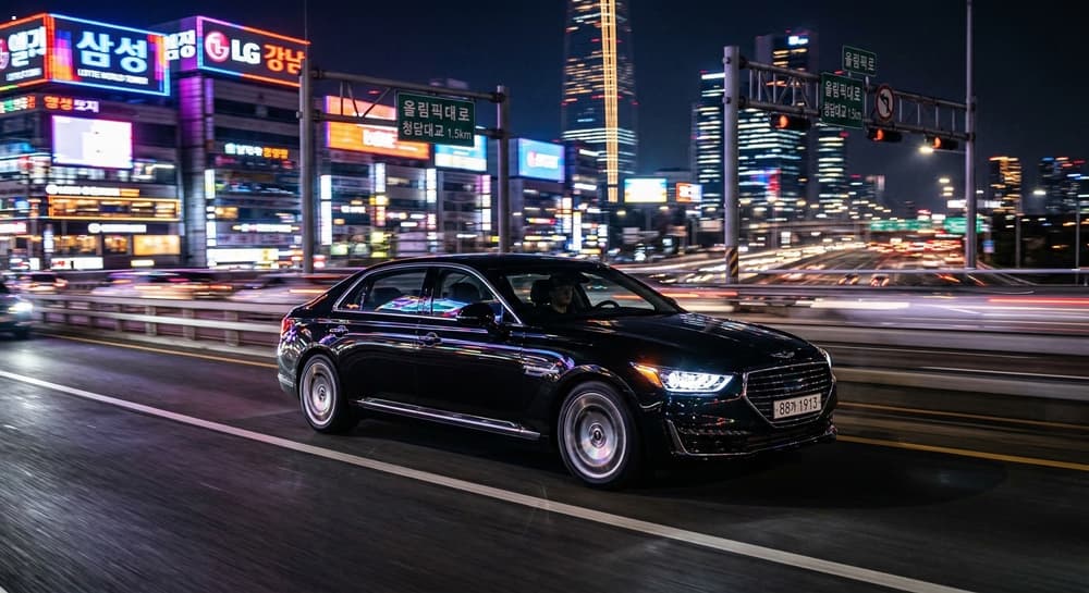 탁송대리 관련 고급 세단이 야간에 안전하게 이동하는 모습